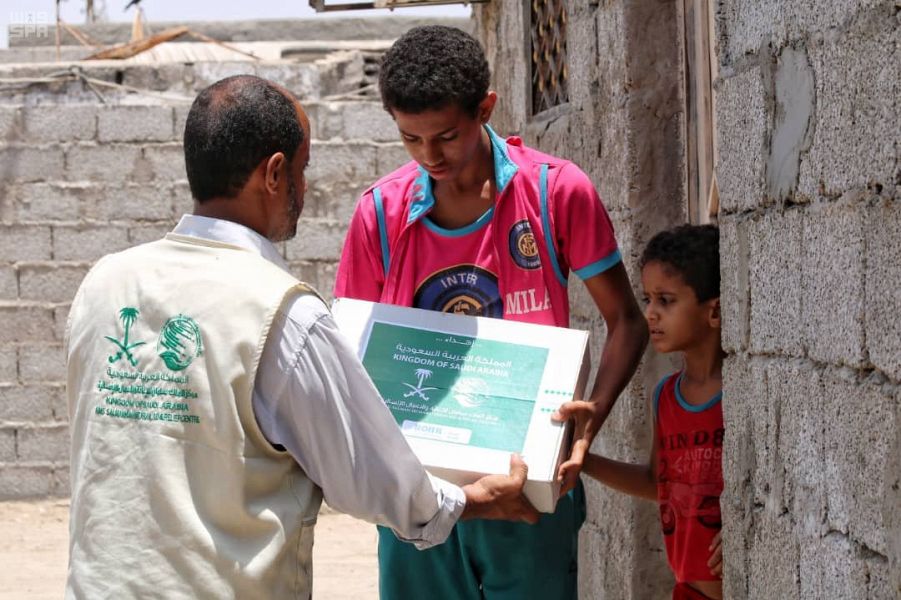 مركز الملك سلمان للإغاثة يوزع 1,500 كرتون تمر في مديريتي البريقة ودار سعد بمحافظة عدن