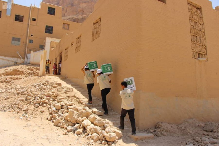 مركز الملك سلمان للإغاثة يوزع مساعدات غذائية على النازحين والمتضررين في مديرية سيئون بمحافظة حضرموت