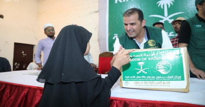 "سلمان للإغاثة" يسلم السلال الغذائية للاجئين الروهينجا والأسر المحتاجة في بنغلاديش