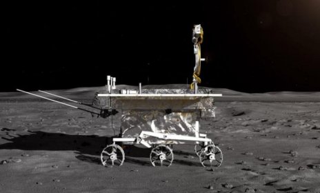 مركبة قمرية صينية تجري استكشافات علمية على الجانب البعيد من القمر