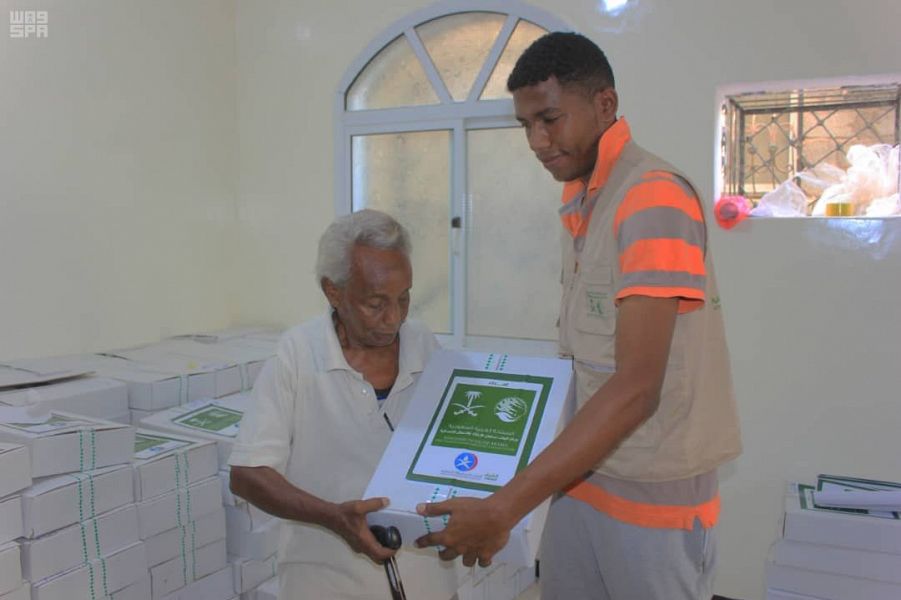 مركز الملك سلمان للإغاثة يوزع 1,300 كرتون تمر في مدينة المكلا بمحافظة حضرموت