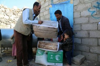مركز الملك سلمان للإغاثة يقدم المساعدات الإيوائية للنازحين من محافظتي صعدة وذمار إلى محافظة مأرب
