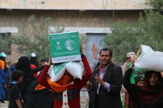 مركز الملك سلمان للإغاثة يوزع 7500 سلة غذائية للمحتاجين في مديرية المسراخ بتعز