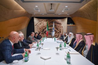 الأمين العام لرابطة العالم الإسلامي يلتقي وفداً من المعهد البابوي في روما