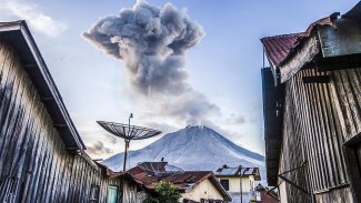 بركان سينابونج في إندونيسيا يثور مجددًا