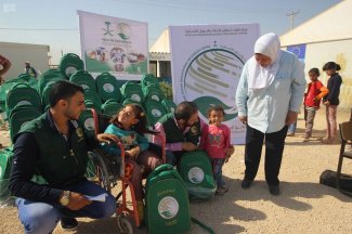 مركز الملك سلمان للإغاثة يوزّع الحقائب المدرسية على الطلاب السوريين في لبنان