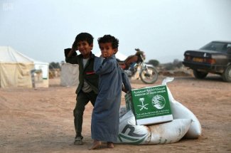 مركز الملك سلمان يوزع مساعداته بمخيم النازحين في الجفينة باليمن
