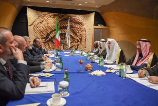 الأمين العام يلتقي رئيس وأعضاء كلية فلورانس في إيطاليا