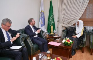 أمين عام رابطة العالم الإسلامي يستقبل في مكتبه بالرياض رئيس التحالف الفلمنكي الجديد