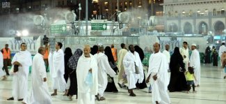 المرواح المنتشرة في ساحات المسجد الحرام والمسجد النبوي لتلطيف الأجواء