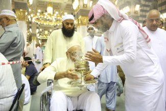 رائحة البخور تفوح في أرجاء المسجد النبوي في ليالي رمضان