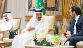 خادم الحرمين الشريفين يستقبل المهنئين بعيد الفطر المبارك