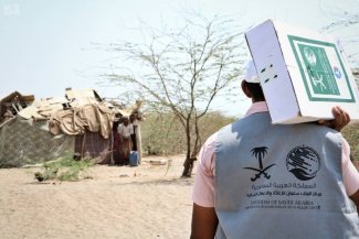 مساعدات غذائية وتمور سعودية للمديريات اليمنية
