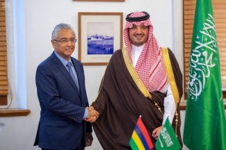 وزير الداخلية السعودي يعقد جلسة مباحثات مع رئيس مجلس الوزراء بموريشيوس