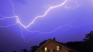  أول تحذير من نوعه بتاريخ الأرصاد البريطانية