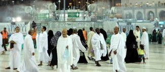 انتشار مراوح الرذاذ المائي في ساحات المسجد الحرام لتبريد الجو