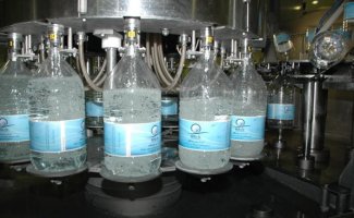 تبلغ الطاقة الإنتاجية لمركز التعبئة الآلي نحو 10800 عبوة في الساعة