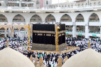 الكعبة تكتسي ثوبها الجديد