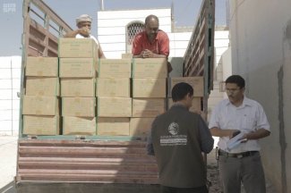 مركز الملك سلمان للإغاثة يسلم وحدة الأورام السرطانية بشبوة تجهيزات فنية 