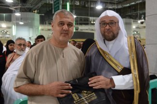 مؤذنو المسجد الحرام يقومون بتوزيع عدد من الهدايا على ضيوف الرحمن