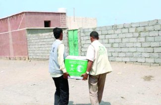 سلمان للإغاثة يوزع الأغذية على النازحين بالخوخة