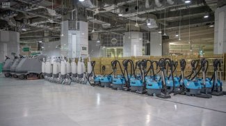 ماكينات متطورة في غسل الكعبة