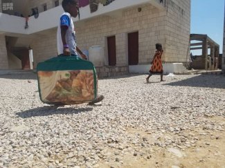 مركز الملك سلمان للإغاثة يوزع 49 طنًا من السلال الغذائية للمتأثرين بإعصار "لبان" 