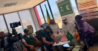 مركز الملك سلمان للإغاثة يسلم 100 طن من التمور إلى حكومة السنغال