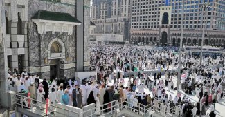 ملايين المعتمرين يتوافدون إلى بيت الله العتيق لأداء المناسك وسط منظومة من الخدمات المتميزة