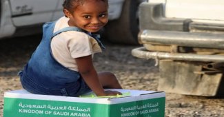 مركز الملك سلمان للإغاثة يوزع سلالاً غذائية لنازحي الحديدة بمديرية سعد في عدن