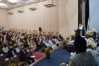 جانب من الحضور الملتقى في مقر البرلمان القمري