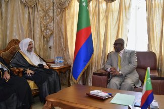 الرئيس غزالي عثمان مستقبلاً د. العيسى.