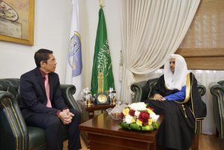 د.العيسى لدى استقباله كبير الوزراء السنغافوري.