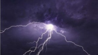 دراسة: البرق يحمي الخلايا