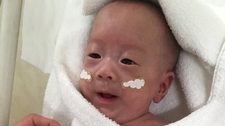 بوزن بصلة.. "أصغر طفل في العالم" يخرج من المستشفى