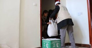 مركز الملك سلمان للإغاثة يسلم عائلات 180 يتيمًا ويتيمةً سلالاً غذائية في مأرب