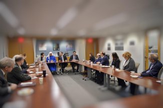 د.العيسى خلال لقاءه اعضاء معهد واشنطن في العاصمة الأمريكية واشنطن.