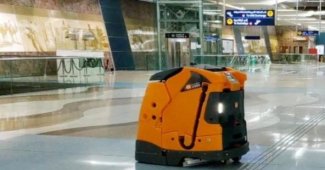 الروبوت يتولى نظافة محطات مترو دبي