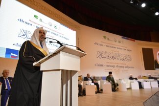 د. العيسى متحدثا في انطلاقة المؤتمر بالعاصمة الروسية.