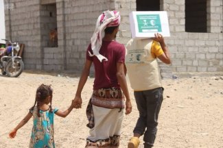 مركز الملك سلمان للإغاثة يوزع 2,550 كرتون تمر في مديرية تبن بمحافظة لحج