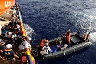 غرق 70 مهاجراً والجيش التونسي ينقذ 16 آخرين