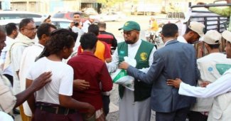 مركز الملك سلمان للإغاثة يدشن مشروع توزيع الوجبات الغذائية الرمضانية في محافظة أبين