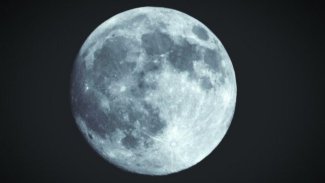 ظاهرة نادرة.. "القمر الأزرق" يضيء سماء الأرض