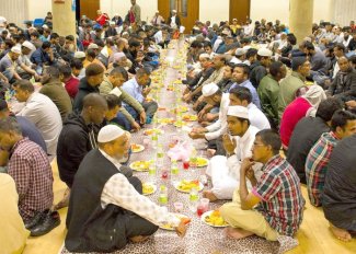 خيمة رمضانية تعيد موائد الإفطار إلى قلب مدن بريطانيا