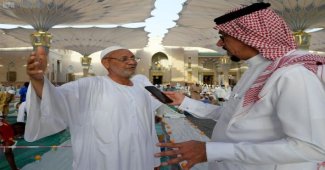 المعتمرون وزوار المسجد النبوي يشكرون القيادة على الخدمات الموفرة لراحتهم