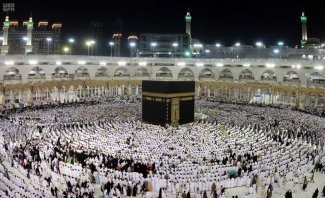  ضيوف الرحمن يغتنمون ليلة الجمعة خلال الشهر الفضيل