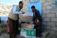 مركز الملك سلمان للإغاثة يقدم المساعدات الإيوائية للنازحين من محافظتي صعدة وذمار إلى محافظة مأرب