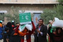 مركز الملك سلمان للإغاثة يوزع 7500 سلة غذائية للمحتاجين في مديرية المسراخ بتعز