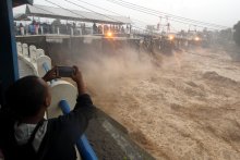 مصرع أربعة أشخاص جراء الفيضانات وانزلاقات للتربة قرب جاكرتا