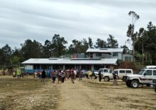 عمال الإغاثة في سباق مع الزمن بعد زلزال قوي في بابوا غينيا الجديدة